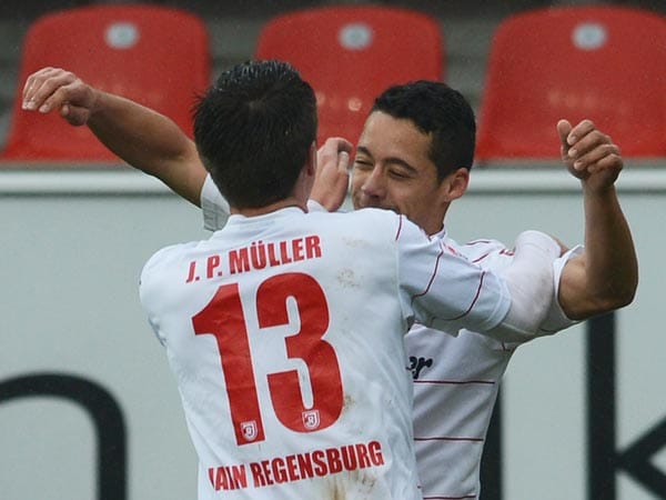 Regensburgs Ramon Machado (re.) jubelt mit Teamkollegen Jim-Patrick Müller nach seinem Treffer zum 0:1 gegen Ingolstadt.