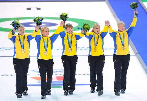 Das schwedische Frauen-Curlingteam feierte 2010 den Gewinn der Goldmedaille. Von links: Kajsa Bergström, Anna Le Moine, Cathrine Lindahl, Eva Lund und Anette Norberg.