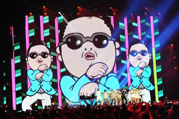 So sah der Auftritt von Psy aus: Auf großer Leinwand konnte jeder die Bewegungen des "Gangnam Style"-Tanzes sehen.