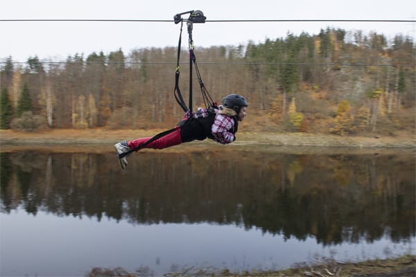 Kind fährt mit der längsten Doppelseilrutsche Europas im Harz.