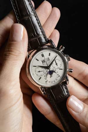 Diese Uhr ist ein echtes Liebhaber-Stück. Der Platin-Chronograf aus der Sammlung Eric Claptons ging bei der jüngsten Versteigerung bei Christie's für einen unglaublichen Preis von 2,9 Millionen Euro an einen neuen Besitzer aus Asien.