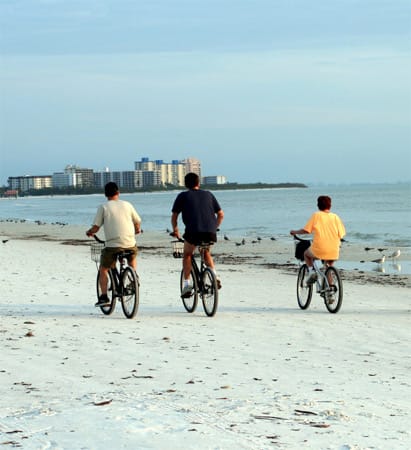 Radfahrer am Strand von Fort Myers.