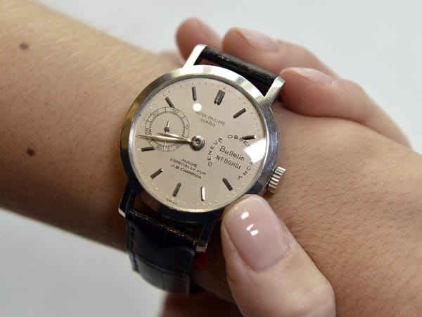 Den Höchstpreis bei der Versteigerung erzielte dieser Platin-Chronometer mit einem Diamant-besetztem Ziffernblatt, der im Jahr 1952 speziell für US-Sammler J.B. Champion angefertigt wurde. Er ging für umgerechnet ca. 3,1 Millionen Euro in Besitz eines neuen Uhren-Liebhabers über. In der Liga der teuersten Uhren der Welt, spielt diese Uhr ganz oben mit.