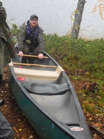 Ein Guide gibt Einweisung in die Steuerung eines Kanus im Salla Reindeer Park Jotos, Finnland.