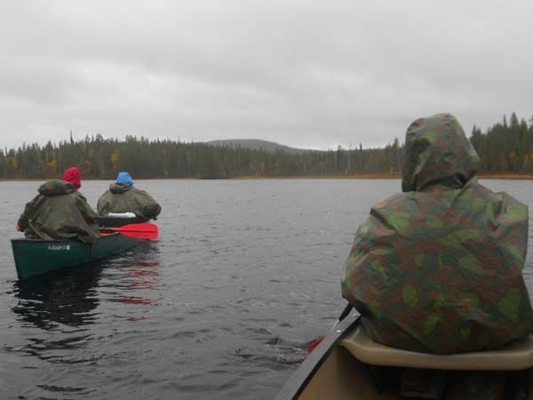 Kanufahrer auf dem See Hangasjärvi in Lappland.