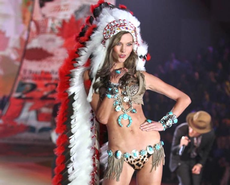 Model Karlie Kloss ist seit 2013 ein Engel. 2012 sorgte sie bei der Dessous-Show für Aufregung, weil sie sich mit Indianerfederschmuck präsentierte.