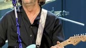 Eric Clapton hat schon öfter bei Auktionen Millionen gesammelt. Vor einem Monat ließ der Brite in London das Ölgemälde "Abstraktes Bild" des deutschen Malers Gerhard Richter versteigern. Sotheby's erzielte dafür umgerechnet 26,4 Millionen Euro. Laut Reichenliste der Zeitung "Sunday Times" wurde Claptons Vermögen schon vorher auf umgerechnet rund 175 Millionen Euro geschätzt.