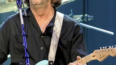 Eric Clapton hat schon öfter bei Auktionen Millionen gesammelt. Vor einem Monat ließ der Brite in London das Ölgemälde "Abstraktes Bild" des deutschen Malers Gerhard Richter versteigern. Sotheby's erzielte dafür umgerechnet 26,4 Millionen Euro. Laut Reichenliste der Zeitung "Sunday Times" wurde Claptons Vermögen schon vorher auf umgerechnet rund 175 Millionen Euro geschätzt.