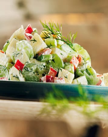 Zum dem knusprigen Zwiebel-Knoblauch-Hähnchen passt ein frischer Gurkensalat mit Paprika, Äpfeln und Dill.