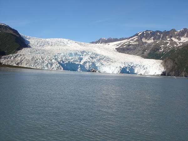Wie gigantisch die Eismassen sind, erkennt man auf diesem Foto an dem Kreuzfahrtschiff (rechts), das im Vergleich wie Spielzeug aussieht.