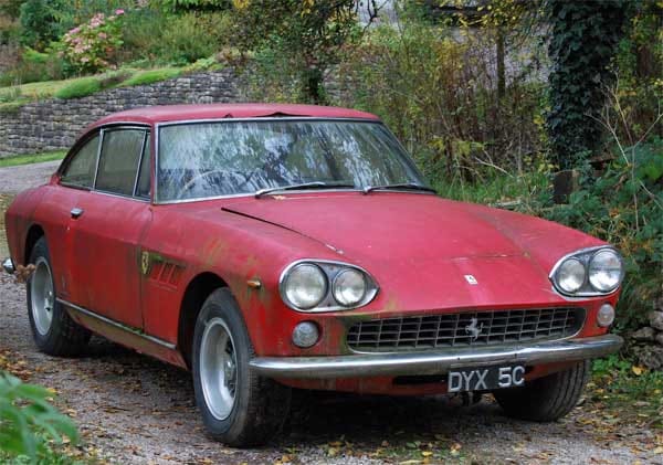 Das britische Auktionshaus Bonhams hat einen äußerst seltenen Ferrari 330 GT 2+2 Berlinetta versteigert, der 20 Jahre in einer Garage vor sich hin gammelte.
