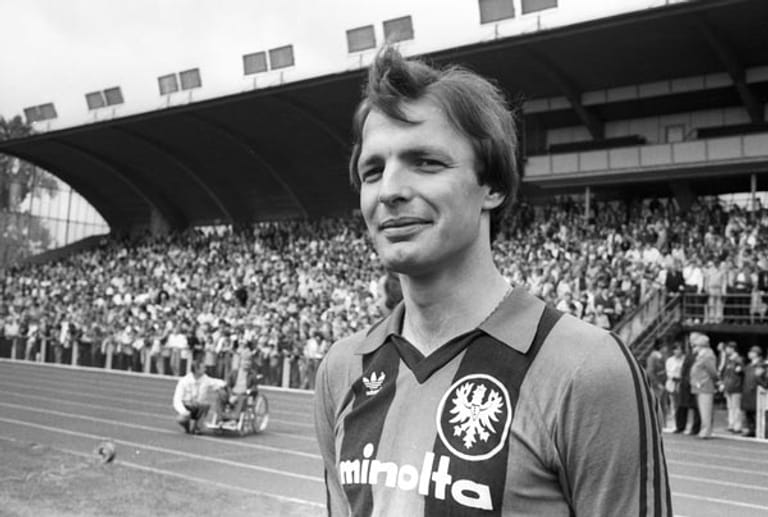 Karl-Heinz Körbel: Der treue Charly. Spielte in seiner gesamten Karriere nur für einen einzigen Verein: Eintracht Frankfurt. Das Trikot mit dem Adler trug er insgesamt 602 Mal - ein Rekord für die Ewigkeit.