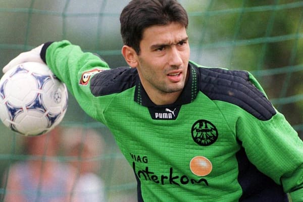 Oka Nikolov: Der ewige Oka ist eine lebende Legende. Von 1991 bis 2013 im Verein, stets unterschätzt, am Ende aber doch (fast) immer die Nummer eins. Egal, wer ihm seinen Platz im Tor streitig machte, Nikolov setzte sich durch. Nach einem Abstecher in die USA wirkt er mittlerweile bei der Eintracht-Fußballschule mit.