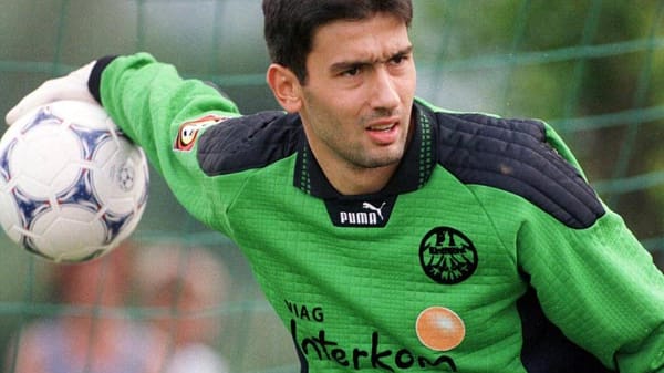 Oka Nikolov: Der ewige Oka ist eine lebende Legende. Von 1991 bis 2013 im Verein, stets unterschätzt, am Ende aber doch (fast) immer die Nummer eins. Egal, wer ihm seinen Platz im Tor streitig machte, Nikolov setzte sich durch. Nach einem Abstecher in die USA wirkt er mittlerweile bei der Eintracht-Fußballschule mit.