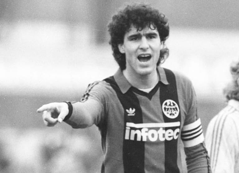 Bruno Pezzey: beinharter Österreichischer Abwehrspieler. War dabei, als die Eintracht 1980 den UEFA-Cup und ein Jahr später den DFB-Pokal gewann. 1979 war er sogar Teil der Weltauswahl. Im Alter von 39 Jahren verstarb Pezzey 1994 am plötzlichen Herztod.