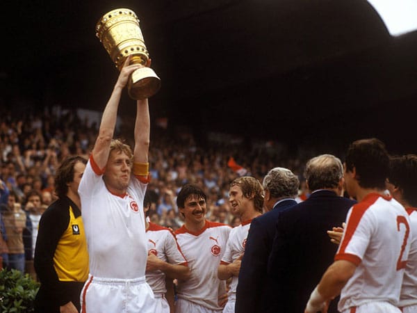 Der Rekordhalter: Kein anderer Spieler hat so viel Partien für die Fortuna absolviert wie Gerd Zewe. Insgesamt brachte es der langjährige Düsseldorfer Kapitän zwischen 1972 und 1987 auf 440 Einsätze für die Rheinländer, für die er am 23. Juni 1979 stolz den DFB-Pokal präsentierte.