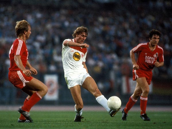 Volltreffer: Auch Rudi Bommer (Mitte), hier am 17. August 1983 im Spiel gegen Köln (links Mathias Hönerbach, rechts Klaus Fischer), darf man zu den Legenden der Fortuna zählen. Ein Argument sind seine 264 Einsätze für die Düsseldorfer.