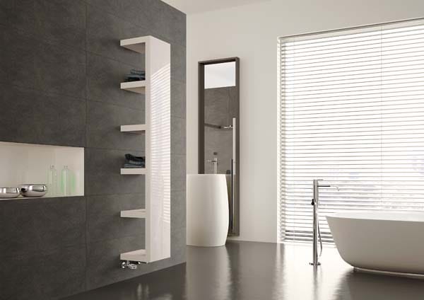 Eine funktionale Innenarchitektur bietet auch das Modell "Quadraqua" aus der "Irsap"-Serie von Bemm. Die Handtücher werden im Bad-Regal gleichzeitig aufbewahrt und gewärmt.