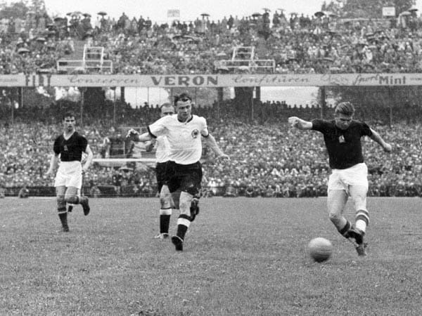 Karl Mai (Mitte) im WM-Finale 1954 gegen Ungarn.