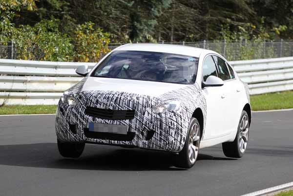 Auch die Limousine des Opel Insignia lässt etwas Luft zwischen Reifen und Piste.