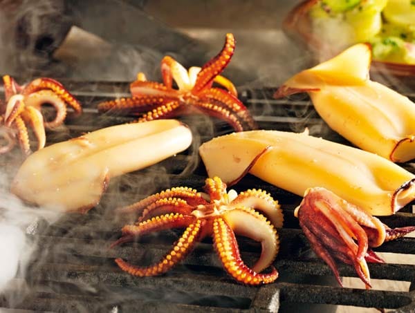 Warmräuchern: Geräucherter Tintenfisch mit Sellerie-Kartoffelsalat und frischem Baguette.