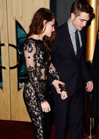 Auch Stewarts Seitenansicht konnte sich sehen lassen. Hier ließ sich die Schauspielerin sogar von Robert Pattinson an die Hand nehmen - das sah allerdings etwas verkrampft aus.