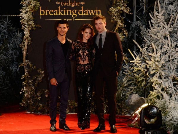 Natürlich durfte auch der dritte im "Twilight"-Bunde, Taylor Lautner, bei der London-Premiere nicht fehlen. Doch der "Jacob"-Darsteller wirkte neben Stewart und Pattinson etwas fehl am Platz.