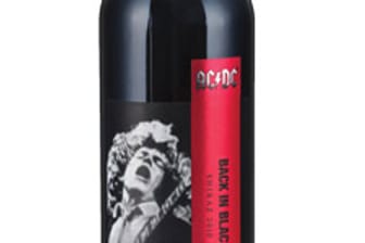 Und so sehen die Rockerweine beispielsweise aus. Der "AC/DC Back In Black Shiraz" kommt aus dem Barossa Valley in Australien. Es ist ein fast schwarzer, kräftiger Rotwein mit Aromen von Pflaumen, Heidelbeeren, Brombeeren, Lakritz und Schokolade. Der Wein hat jetzt schon Trinkreife, hat aber auch das Potential, erst in einigen Jahren getrunken zu werden.
