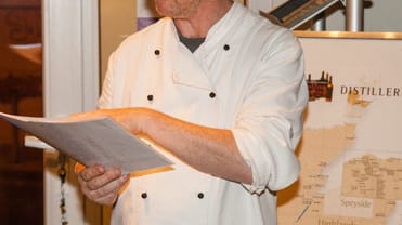 Wir waren zu Gast beim Whiskykoch Chris Pepper (Bild) in Darmstadt. Thema des Abends: Die Whisky-Koryphäe Walter Schobert nahm die Freunde edler Single Malts mit auf einen Tasting-Trip über die schottische A9.