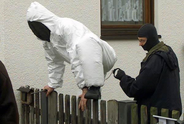 Fall Vanessa: Der Mann beobachtet zunächst das ihm unbekannte Mädchen durch ein Fenster und dringt dann nachts in das Kinderzimmer ein. Fall Vanessa: Der Mann beobachtet zunächst das ihm unbekannte Mädchen durch ein Fenster und dringt dann nachts in das Kinderzimmer ein.
