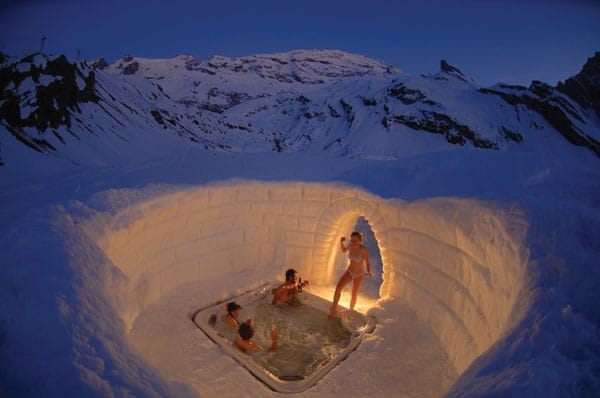 Warm trotz Schnee und Eis: Im Iglu-Dorf an der Zugspitze entspannen Gäste im Whirlpool.