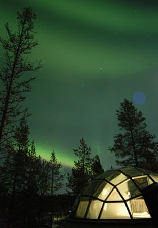 Übernachten unter grünem Himmel: Aus den Glas-Iglus in Finnland können Gäste Polarlichter beobachten.