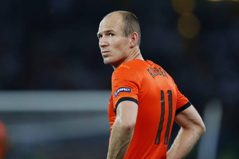 Robbens Leidenszeit setzt sich bei der EM 2012 nahtlos fort. Mit Holland kassiert er drei Vorrunden-Pleiten, unter anderem 1:2 gegen Deutschland, und scheidet sang und klanglos aus dem Turnier aus.