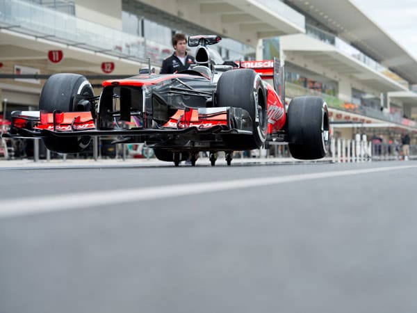 Damit die Reifen geschont werden, steht dieser McLaren auf Rollen.