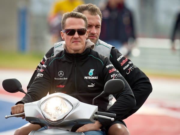 Und Michael Schumacher prägt sich die Strecke traditionell vom Roller aus ein.