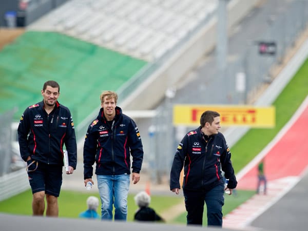 Eine Strecken-Begehung gehört bei allen Grand Prix zum Standardprogramm. Sebastian Vettel (Mi.) und seine Crew machen dies per Pedes.