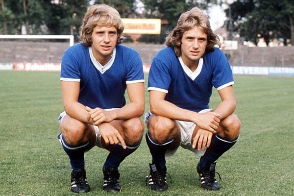 Ihr Name ist eng mit den Schalker Erfolgen der 70er verbunden: Erwin (li.) und Helmut Kremers. Einen Pokalsieg und zwei Vizemeisterschaften erreichten die Zwillinge mit den Knappen. Während Erwin (212 BL-Spiele / 50 Tore für den S04) nach dem Ende seiner aktiven Karriere die Fußball-Bühne verließ, war für Helmut (226/45) das Kapitel noch nicht zu Ende. Dreimal wurde er noch Manager der Knappen, saß für ein Zweitligaspiel auf der Trainerbank und bestieg 1994 für drei Monate den Präsidentenstuhl.