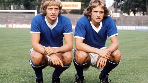 Ihr Name ist eng mit den Schalker Erfolgen der 70er verbunden: Erwin (li.) und Helmut Kremers. Einen Pokalsieg und zwei Vizemeisterschaften erreichten die Zwillinge mit den Knappen. Während Erwin (212 BL-Spiele / 50 Tore für den S04) nach dem Ende seiner aktiven Karriere die Fußball-Bühne verließ, war für Helmut (226/45) das Kapitel noch nicht zu Ende. Dreimal wurde er noch Manager der Knappen, saß für ein Zweitligaspiel auf der Trainerbank und bestieg 1994 für drei Monate den Präsidentenstuhl.