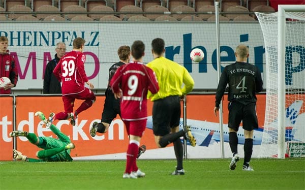 Lauterns Hendrick Zuck (Nummer 39) erzielt gegen Energie Cottbus den Treffer zum 1:0.