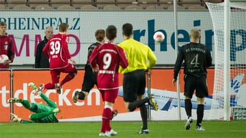 Lauterns Hendrick Zuck (Nummer 39) erzielt gegen Energie Cottbus den Treffer zum 1:0.