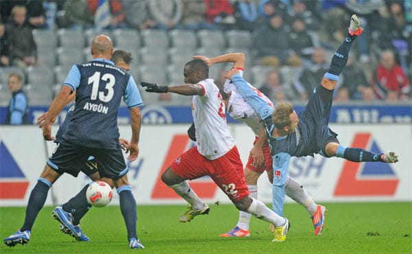 Mit vereinten Kräften versucht die Defensive des TSV 1860 München den Kölner Anthony Ujah in den Griff zu bekommen.
