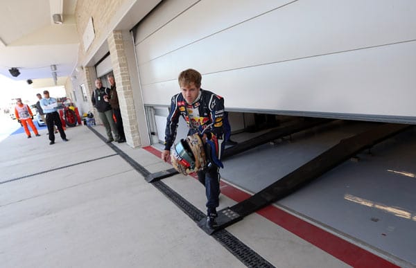 Sebastian Vettel zeigt sich am Rennsamstag ganz entspannt. Ähnlich souverän dreht er in Qualifying seine Runden.