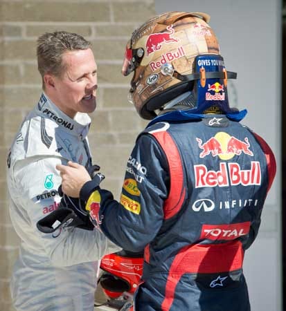 Michael Schumacher gratuliert seinem Landsmann, der sich gerade die Pole Position geschnappt hat.