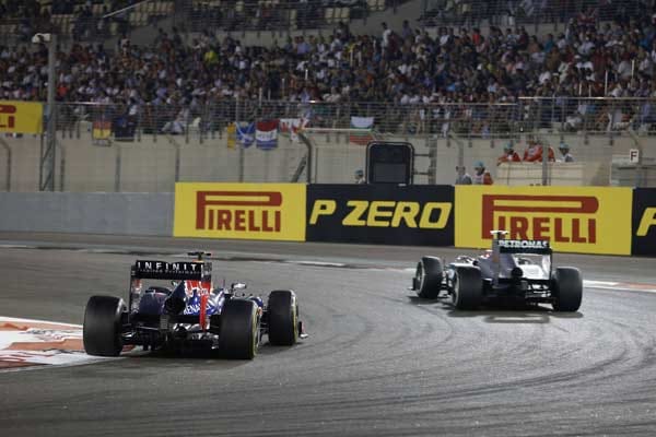Was für ein Rennen in Abu Dhabi! Nach einer Tankpanne im Qualifying muss Vettel vom letzten Platz aus starten. Mit einem Husarenritt pflügt sich der Deutsche durchs Feld bis auf Platz drei – und verteidigt damit die WM- Führung.