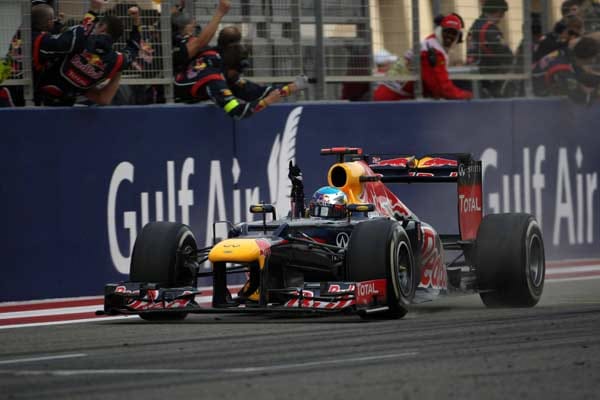 In Bahrain kann Vettel dann endlich jubeln: Beim Wüstenrennen rast er zum Sieg und übernimmt die WM-Führung.