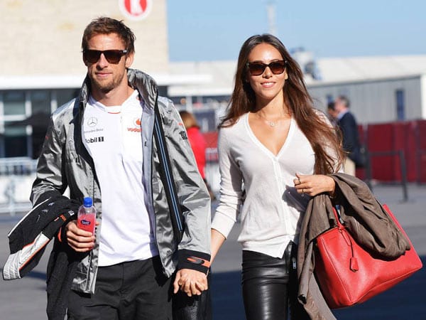 Jenson Button und seine Freundin Jessica Michibata kommen gut gelaunt zum Rennen.