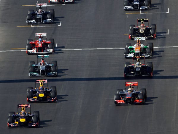 Der Start des Rennens verläuft ohne Crash. Fernando Alonso (Vierter, linke reihe) fährt von Rang sieben auf vier vor.