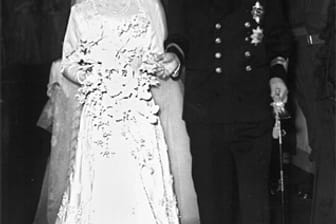 Die damalige Prinzessin Elizabeth und ihr Mann Philip Mountbatten verlassen nach ihrer Trauung am 20. November 1947 Westminster Abbey in London.