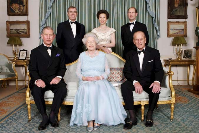Königin Elizabeth II. (vorne Mitte) und ihr Ehemann Prinz Philip (vorne rechts) mit ihren Kindern Prinz Charles (vorne links), sowie Prinz Andrew (hinten, links), Prinzessin Anne (hinten Mitte) und Prinz Edward (hinten rechts) - aufgenommen am 18.November 2007 in Clarence House in London anlässlich der Diamantenen Hochzeit.