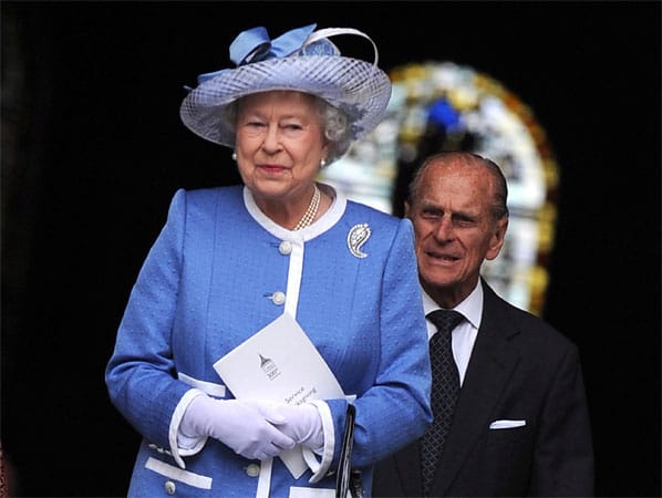 Die Queen soll nur nach außen hin die Hosen an haben. Höflinge beschreiben die Rolle von Prinz Philip im Haushalt als führend.